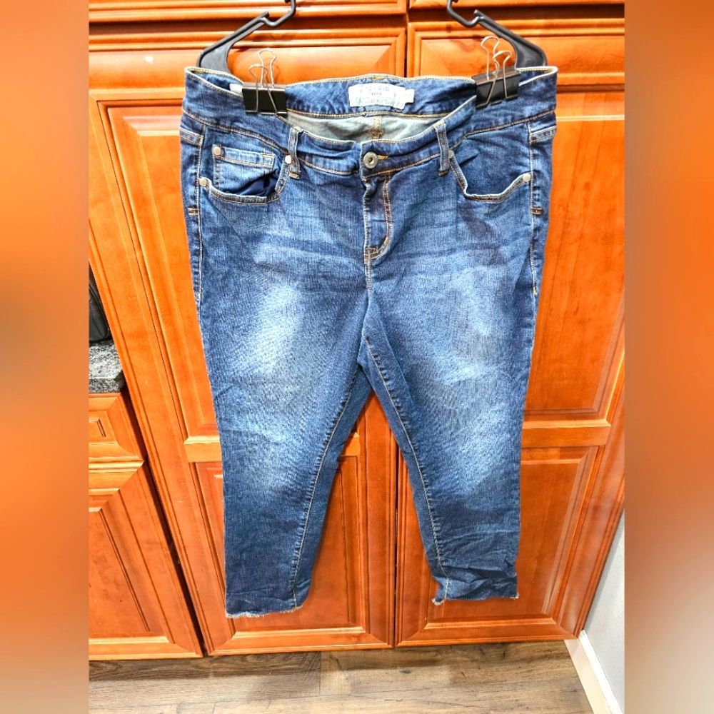 Torrid Med-Wash Cropped/Capris #475